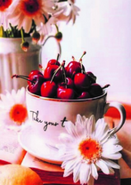 Чашка черешни и букет ромашек