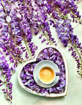 Чашка кофе в блюдце-сердце